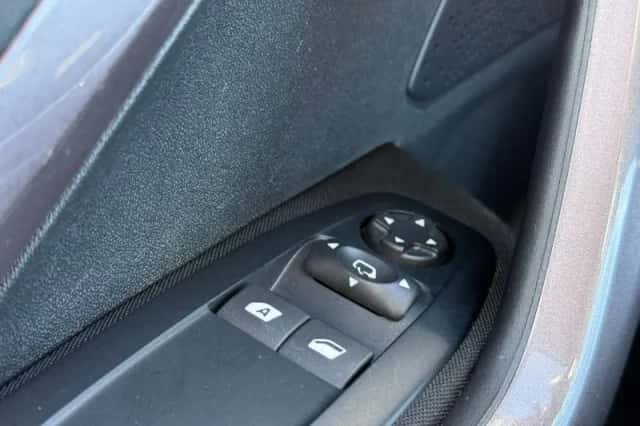 Peugeot 2008 (2015) thumbnail 35