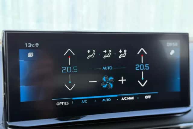 Peugeot 3008 (2022) thumbnail 23