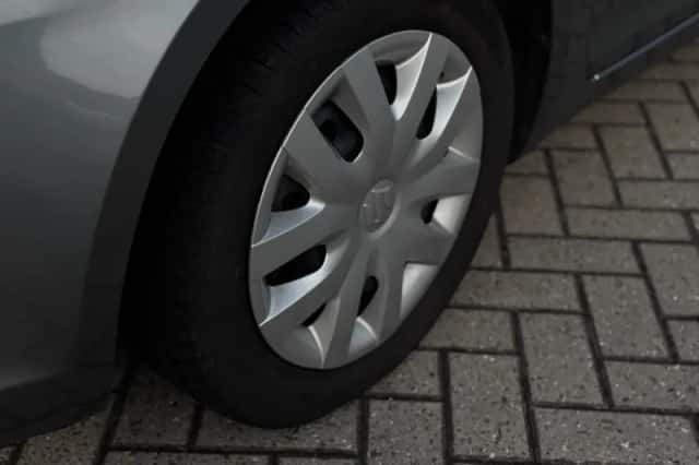 Suzuki Swift (2012) thumbnail 3