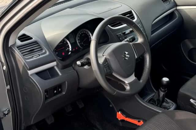 Suzuki Swift (2012) thumbnail 6