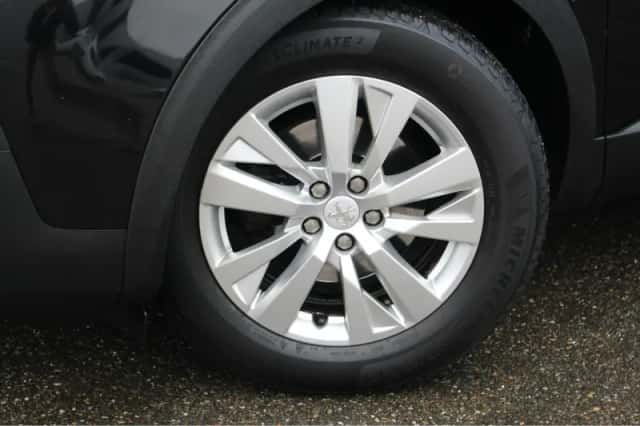 Peugeot 3008 (2017) thumbnail 2