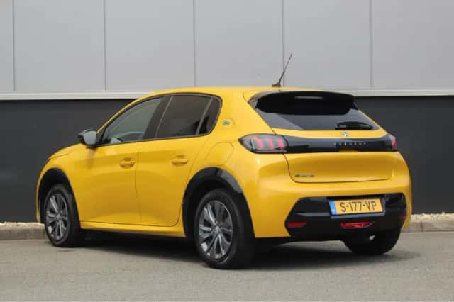 Peugeot e-208 (2023) thumbnail 3