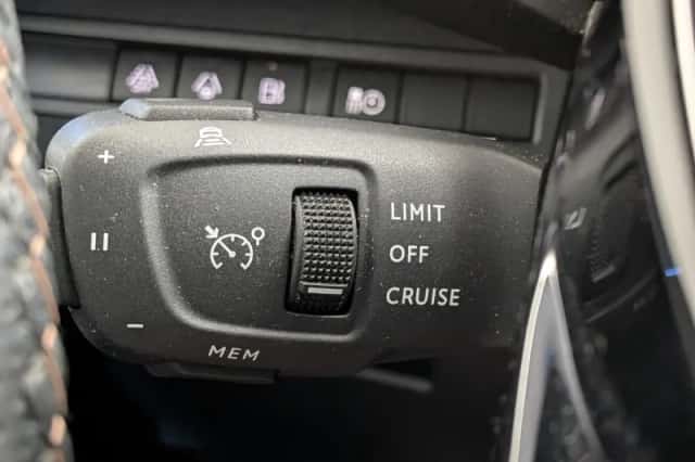 Peugeot 3008 (2023) thumbnail 5