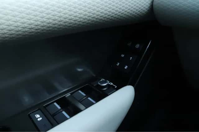Land Rover Range Rover Velar (2023) thumbnail 37
