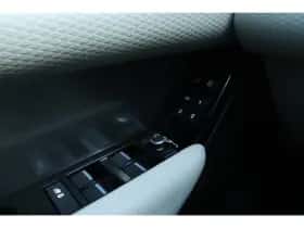 Land Rover Range Rover Velar (2023) thumbnail 37