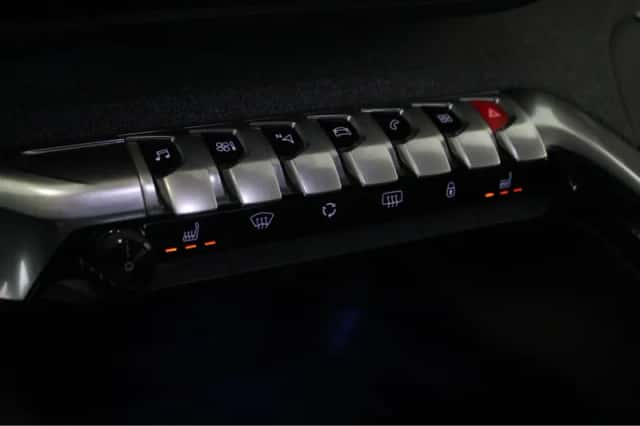 Peugeot 3008 (2023) thumbnail 25