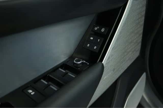 Land Rover Range Rover Velar (2019) thumbnail 30