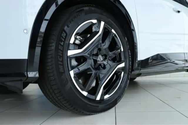 Peugeot e-3008 (2025) thumbnail 8