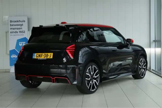 MINI Electric (2024) thumbnail 2