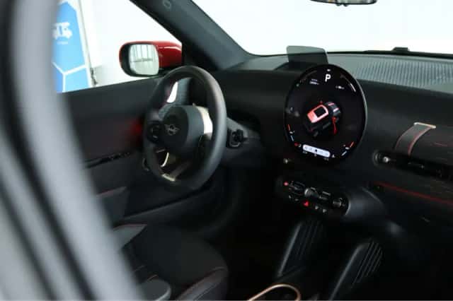MINI Electric (2024) thumbnail 4