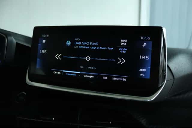 Peugeot 208 (2022) thumbnail 18