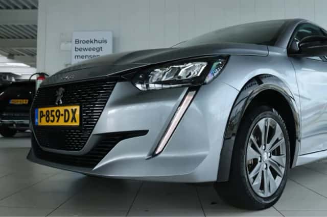 Peugeot e-208 (2022) thumbnail 5