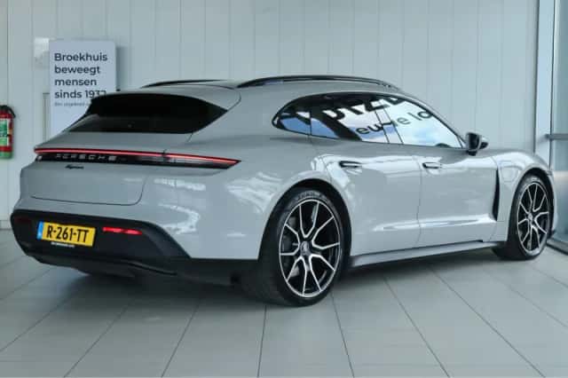 Porsche Taycan (2022) thumbnail 2