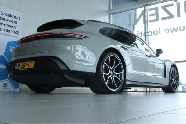 Porsche Taycan (2022) thumbnail 12