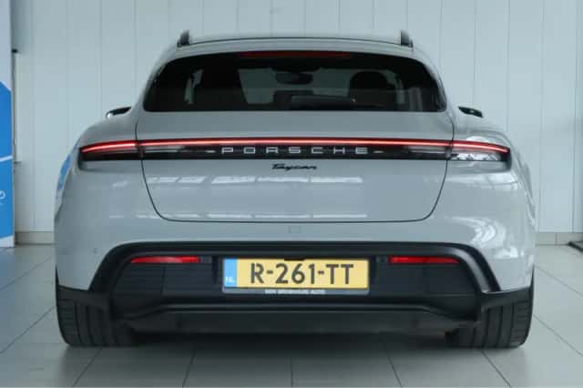 Porsche Taycan (2022) thumbnail 16