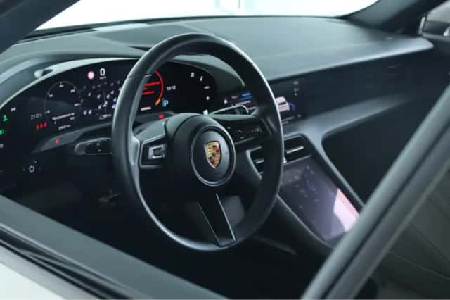 Porsche Taycan (2022) thumbnail 4