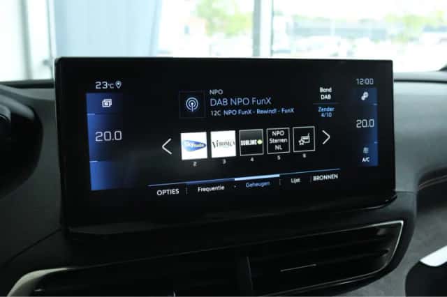 Peugeot 5008 (2023) thumbnail 32