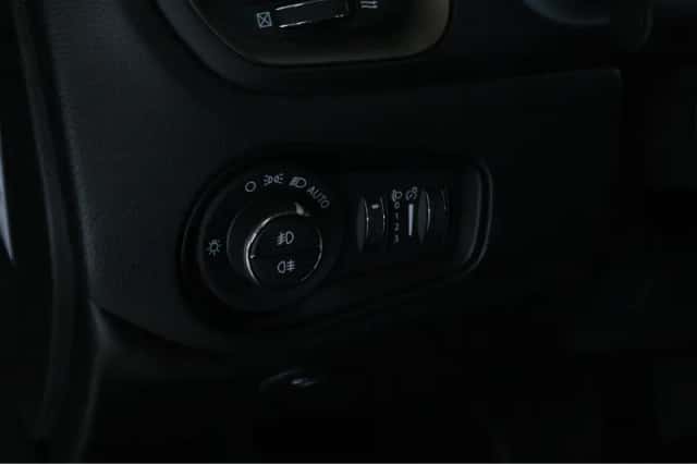 Jeep Renegade (2022) thumbnail 12