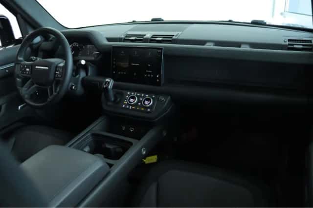 Land Rover Defender (2023) thumbnail 4