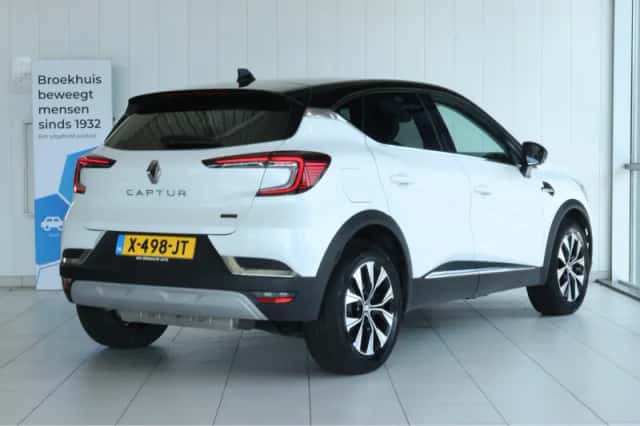 Renault Captur (2023) thumbnail 2