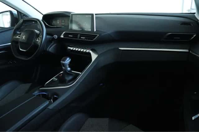 Peugeot 3008 (2017) thumbnail 4