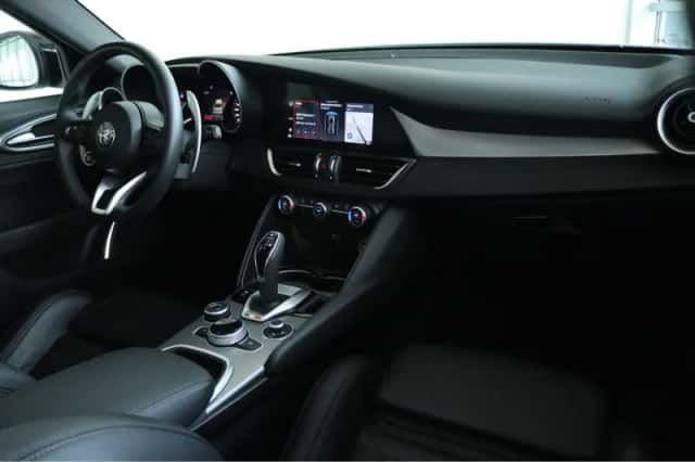 Alfa Romeo Giulia (2023) thumbnail 4