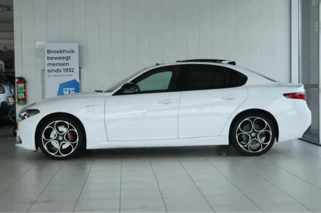Alfa Romeo Giulia (2023) thumbnail 5