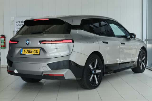 BMW iX (2023) thumbnail 2