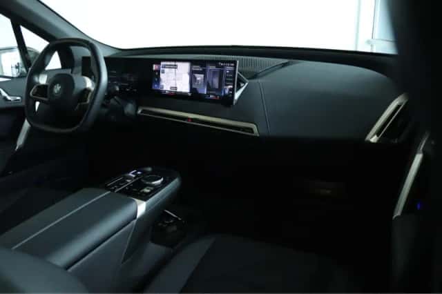 BMW iX (2023) thumbnail 4