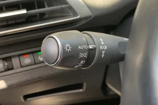 Peugeot 3008 (2020) thumbnail 11
