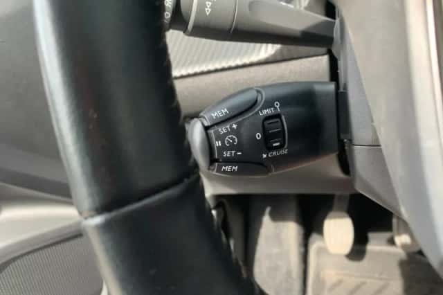 Peugeot 2008 (2021) thumbnail 12
