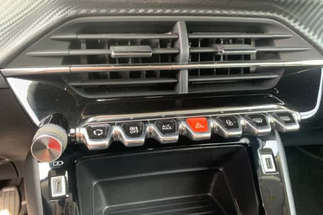 Peugeot 2008 (2021) thumbnail 24