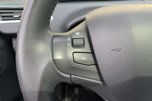 Peugeot 2008 (2016) thumbnail 13