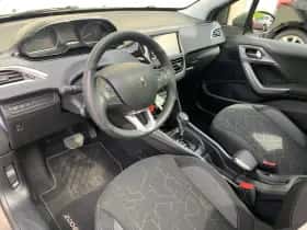 Peugeot 2008 (2016) thumbnail 8