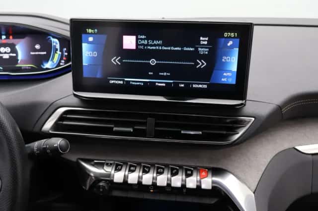 Peugeot 3008 (2022) thumbnail 7