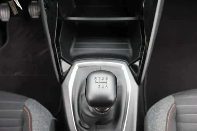 Peugeot 2008 (2021) thumbnail 8