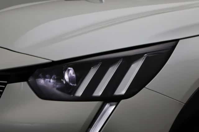 Peugeot e-208 (2022) thumbnail 16