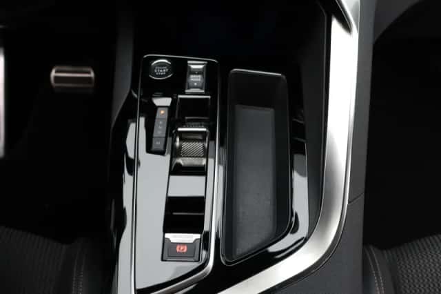 Peugeot 3008 (2023) thumbnail 8