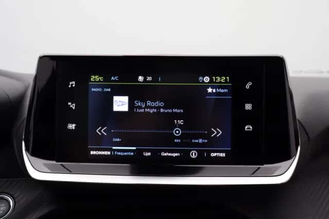 Peugeot e-2008 (2023) thumbnail 18