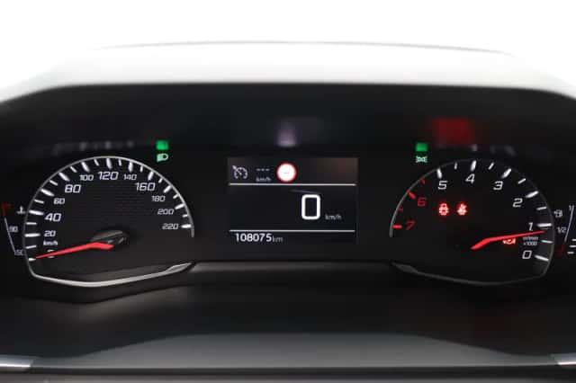Peugeot 2008 (2021) thumbnail 4