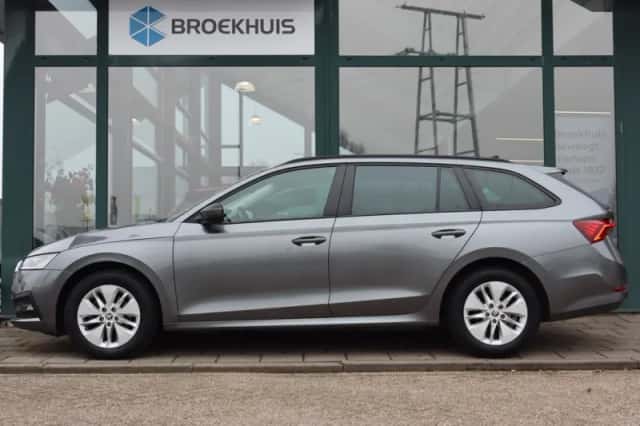 Škoda Octavia (2023) thumbnail 2