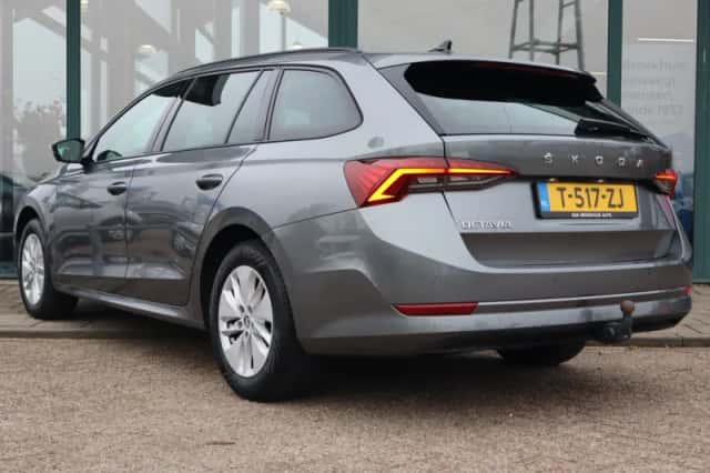 Škoda Octavia (2023) thumbnail 3