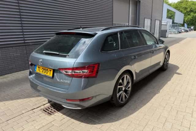 Škoda Superb (2018) thumbnail 4