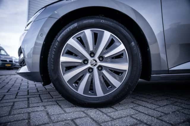 Škoda Superb (2022) thumbnail 3
