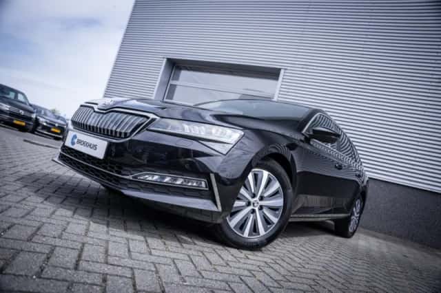 Škoda Superb (2022) thumbnail 5