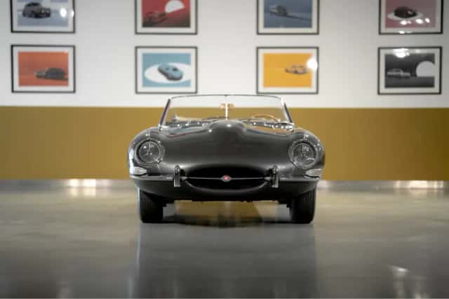 Jaguar E-Type (1961) thumbnail 4