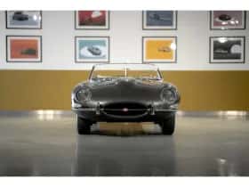 Jaguar E-Type (1961) thumbnail 4