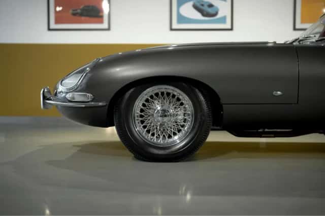 Jaguar E-Type (1961) thumbnail 6