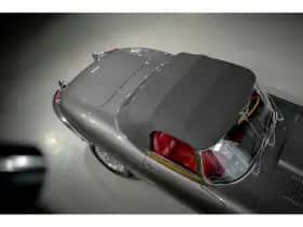 Jaguar E-Type (1961) thumbnail 8