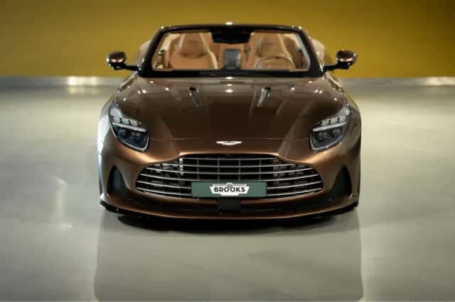 Aston Martin DB12 Volante (2024) thumbnail 2